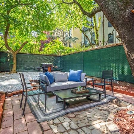 Newly Renovated 2Br W Rare Private Backyard And Bbq Villa New York Exterior photo