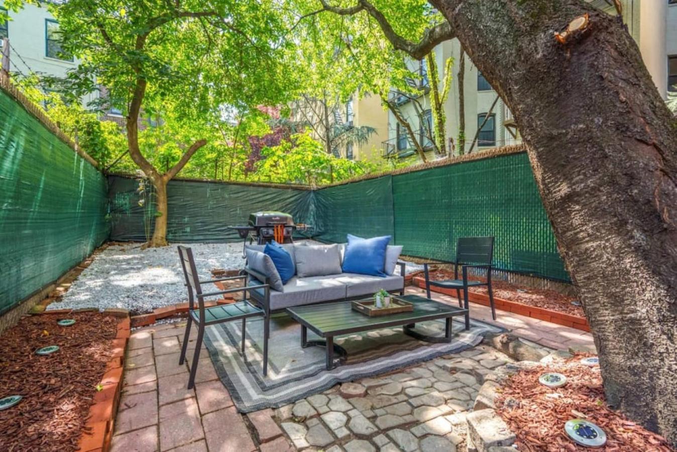 Newly Renovated 2Br W Rare Private Backyard And Bbq Villa New York Exterior photo